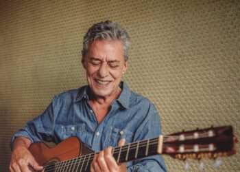 Chico Buarque é submetido a cirurgia no crânio em hospital do Rio de Janeiro