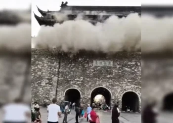 China: torre de 650 anos desaba e turistas escapam por pouco