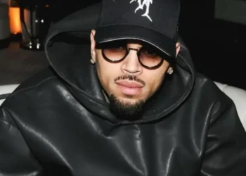 Chris Brown ficará detido até meados de junho após acusação de agressão