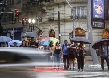 São Paulo e Rio têm alerta vermelho para fortes chuvas e ventos