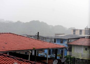 Sistema de baixa pressão provoca chuvas em Salvador neste final de semana