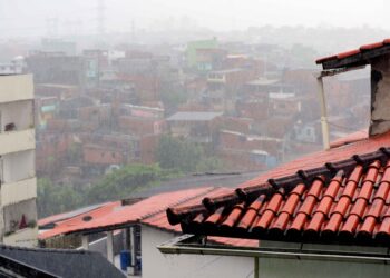 Bairros de Salvador registram até 50 mm de chuva nesta madrugada; nova frente fria deve chegar na próxima semana