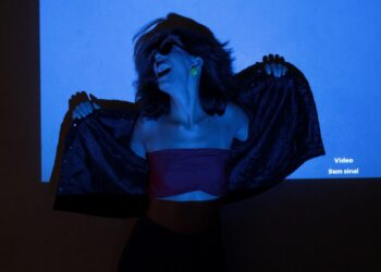 CLARAOKÊ – Show performático une karaokê, audiovisual e música eletrônica no Largo Dois de Julho