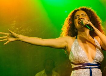 Claudia Cunha apresenta o show “Pássaro do Brasil” no Teatro SESC Casa do Comércio