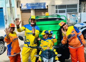 Crianças de Mussurunga vivenciam dia especial com garis da Limpurb