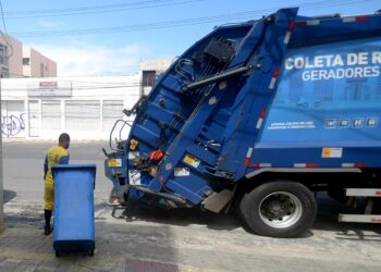 Descarte correto do lixo ajuda a prevenir transtornos durante período chuvoso em Salvador