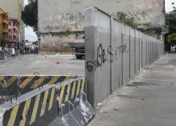 Prefeitura de São Paulo nega que muro confine pessoas na Cracolândia