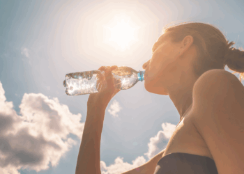 Hidratação no verão: nutricionista dá dicas essenciais para a manutenção da saúde em dias de calor