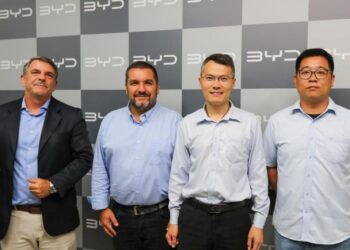 Profissionais formados pelo Senai Bahia em parceria com a BYD Auto do Brasil recebem certificado de conclusão dos cursos práticos realizados na China