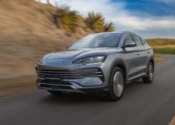 Novo BYD Song Plus chega ao Brasil com design global, NFC e head-up display; Versão Premium tem, agora, recarga rápida e bateria maior