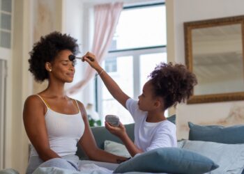 Especialista traz 5 dicas de beleza e autocuidado para pele preta no Mês das Mães