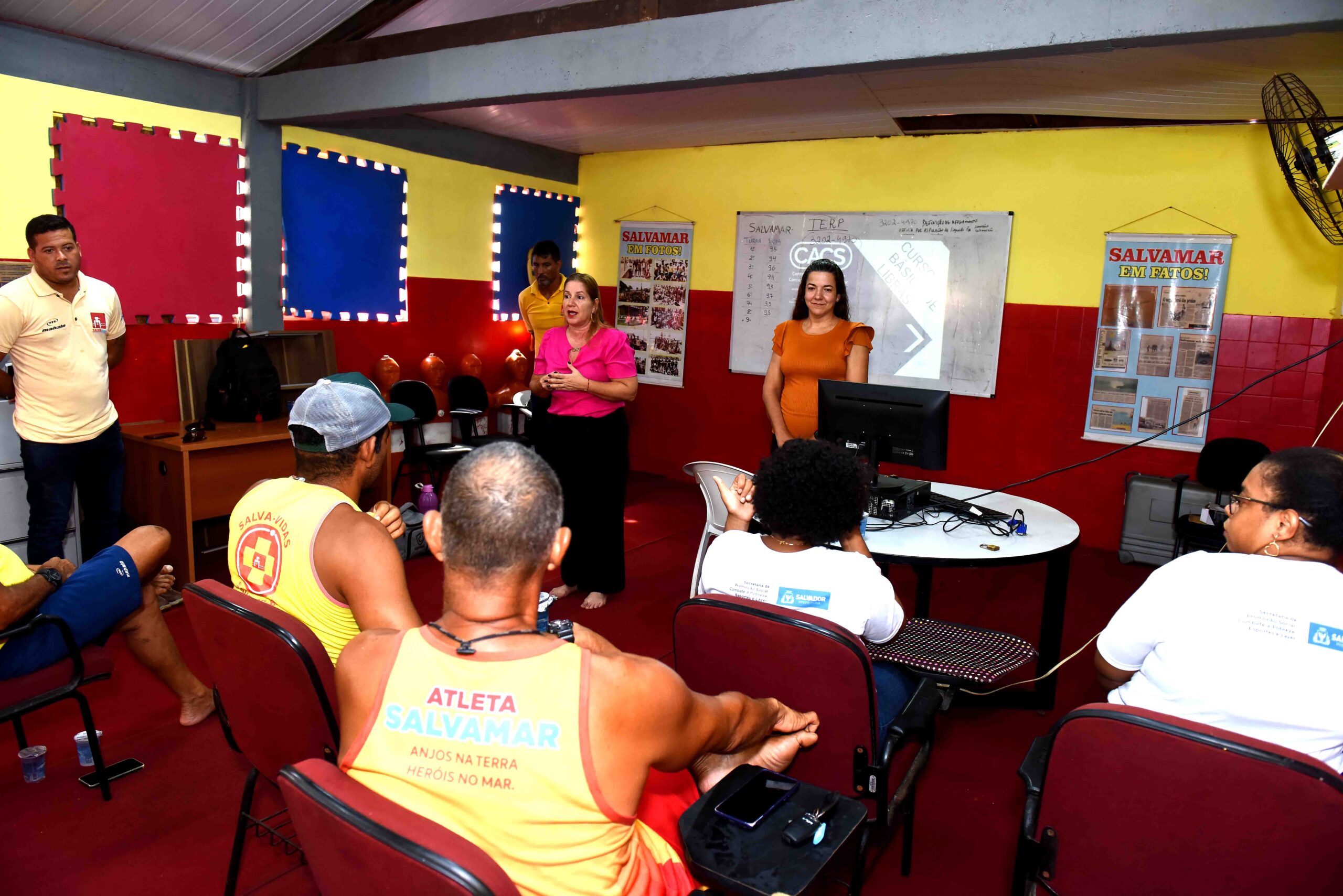 Agentes de salvamento aquático da Salvamar participam de curso de Libras em parceria com a Sempre