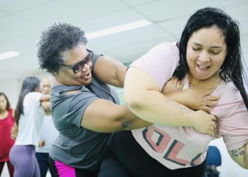 Cursos gratuitos de defesa pessoal capacitam mulheres e público LGBT em Salvador