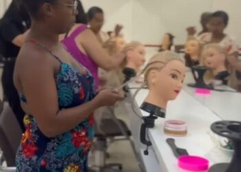 Mães atípicas participam de curso gratuito de tranças afro em Salvador