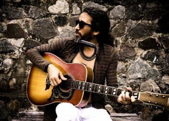 Espetáculo Contando Raul Seixas – Músicas e Histórias do Maluco Beleza, com Marcos Clement, volta a cartaz no Teatro Sesc Casa do Comércio.