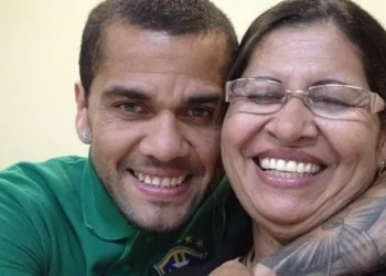 Após Daniel Alves sair da prisão, mãe do ex-jogador comemora nas redes: “Deus no comando sempre”