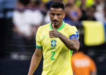 Danilo rescinde com Juventus e chega ao Rio nesta terça para assinar com o Flamengo