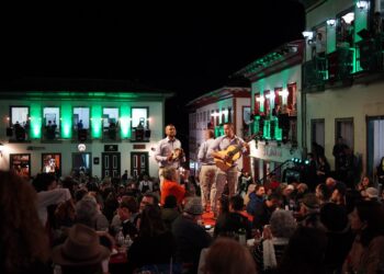 Das sacadas de Diamantina, serenatas invertidas encantam turistas em busca de bem-estar e lazer