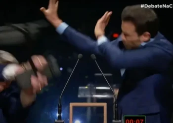 Datena acerta cadeirada em Pablo Marçal durante debate para prefeitura de SP