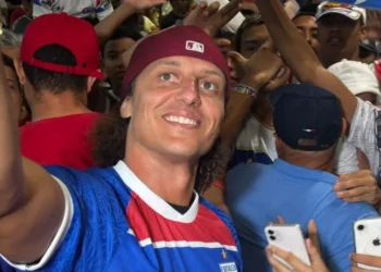 David Luiz é ovacionado pela torcida do Fortaleza após chegada em aeroporto