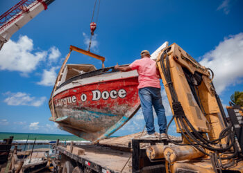 Operação remove barcos em desuso da praia de Arembepe