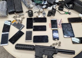 Trio é preso na Gamboa com drogas e simulacro de fuzil