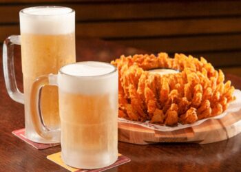 Outback e Brahma se unem em ação com chopp a 50% de desconto a noite toda e darão a inconfundível cebola gigante como cortesia durante todo o mês