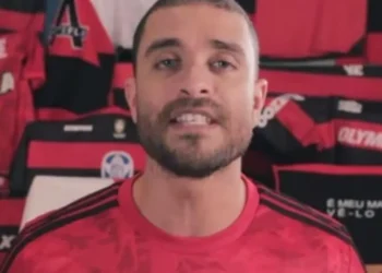 Diogo Nogueira xinga público após provocação contra Flamengo em show