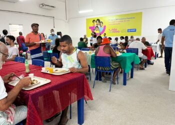 Sempre distribui refeições em restaurantes populares em alusão ao Dia Mundial dos Pobres