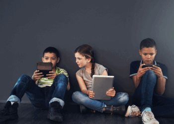 Crianças hiperconectadas: psicólogo alerta sobre os impactos do excesso de tela no desenvolvimento infantil