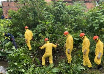 Bombeiros militares atuam no resgate de vítimas de deslizamentos