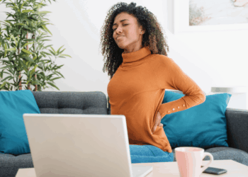 Você tem o hábito de estalar as costas? Saiba o que pode acontecer