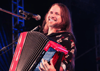 Dorgival Dantas e Eric Land animam a festa “Pé na Areia”, na Mali, em abril