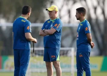 Dorival arma mudança no ataque para partida contra Paraguai nesta terça-feira