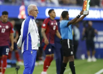 Dorival vê aspectos positivos na atuação do Brasil e explica saída de Vini Jr: “Estava bem marcado”