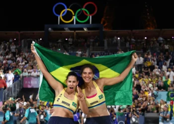 Mulheres de Ouro: Duda e Ana Patrícia são campeãs no vôlei de praia em Paris