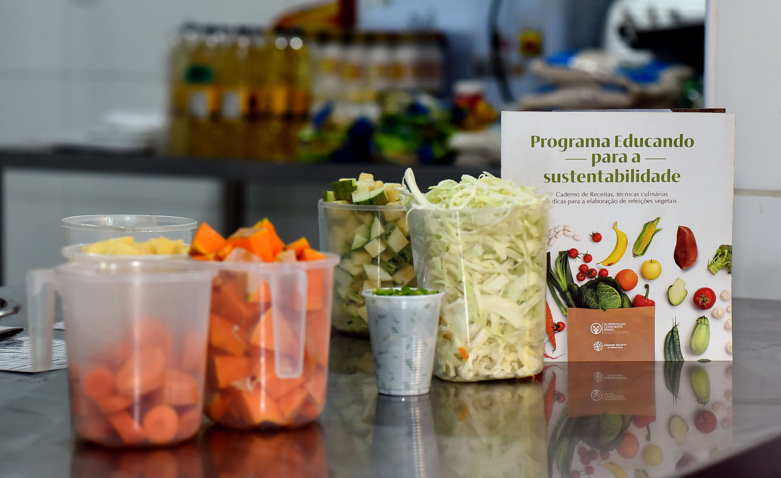 Prefeitura promove capacitação de merendeiras para diversificar cardápio de vegetais nas escolas