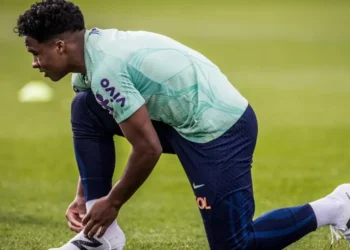 Endrick encurta férias para disputar espaço antes da pré-temporada do Real