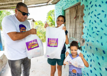 De casa em casa, prefeitura entrega Cesta de Páscoa na zona rural
