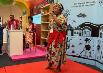 Estudantes e professores da rede estadual apresentam suas produções literárias na Bienal do Livro