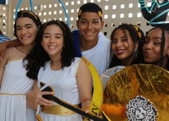 Estudantes da rede estadual de Salvador simulam desfile de abertura das Olimpíadas de Paris 2024, na escola