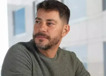 Evaristo Costa relata luta contra doença que o fez perder 22kg em menos de um mês: “Eu me sinto definhando”