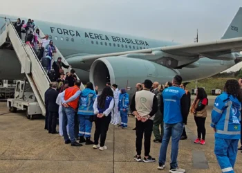 Avião com 221 brasileiros repatriados do Líbano pousa em Guarulhos