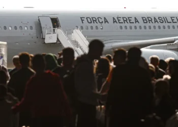 Quinto voo da FAB com 220 repatriados do Líbano chega a SP