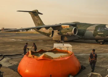 FAB lança 336 mil litros de água para combater incêndios no Pantanal