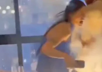 Fogos de artifício atingem mulher dentro de apartamento na noite de Reveillon, em Navegantes (SC)