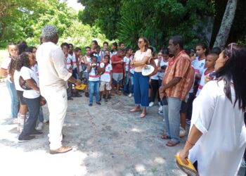 Uma jornada pela história de Lauro de Freitas: alunos da Escola Engenho Caji participam atividade no Terminal Mãe Mirinha de Portão