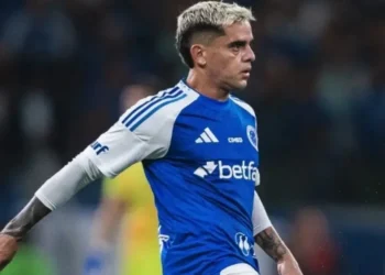 Cruzeiro informa que exame aponta fratura na perna direita de Fagner