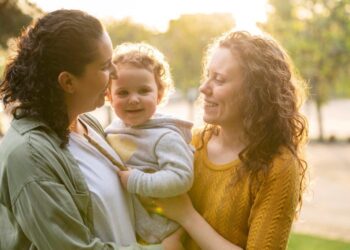 Maternidade: casais de mulheres podem ter filhos biológicos através da reprodução assistida