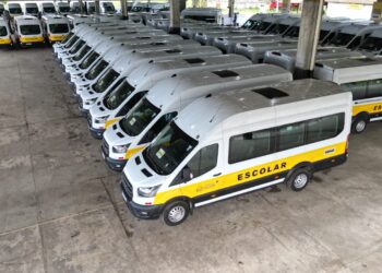 Governo do Estado entrega vans escolares que vão atender estudantes da zona rural de 54 municípios
